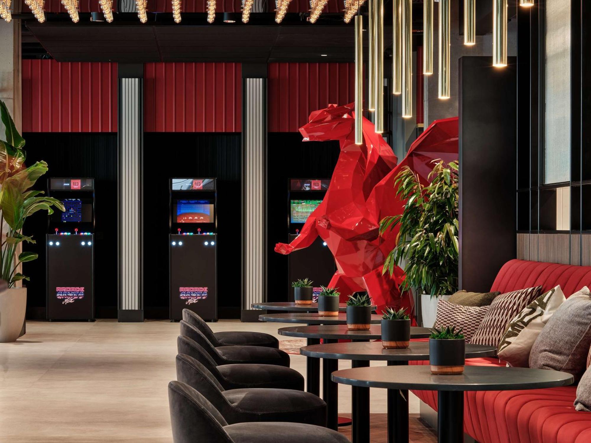 Radisson Red Hotel & Radisson Red Apartments, Krakow — Photos 1